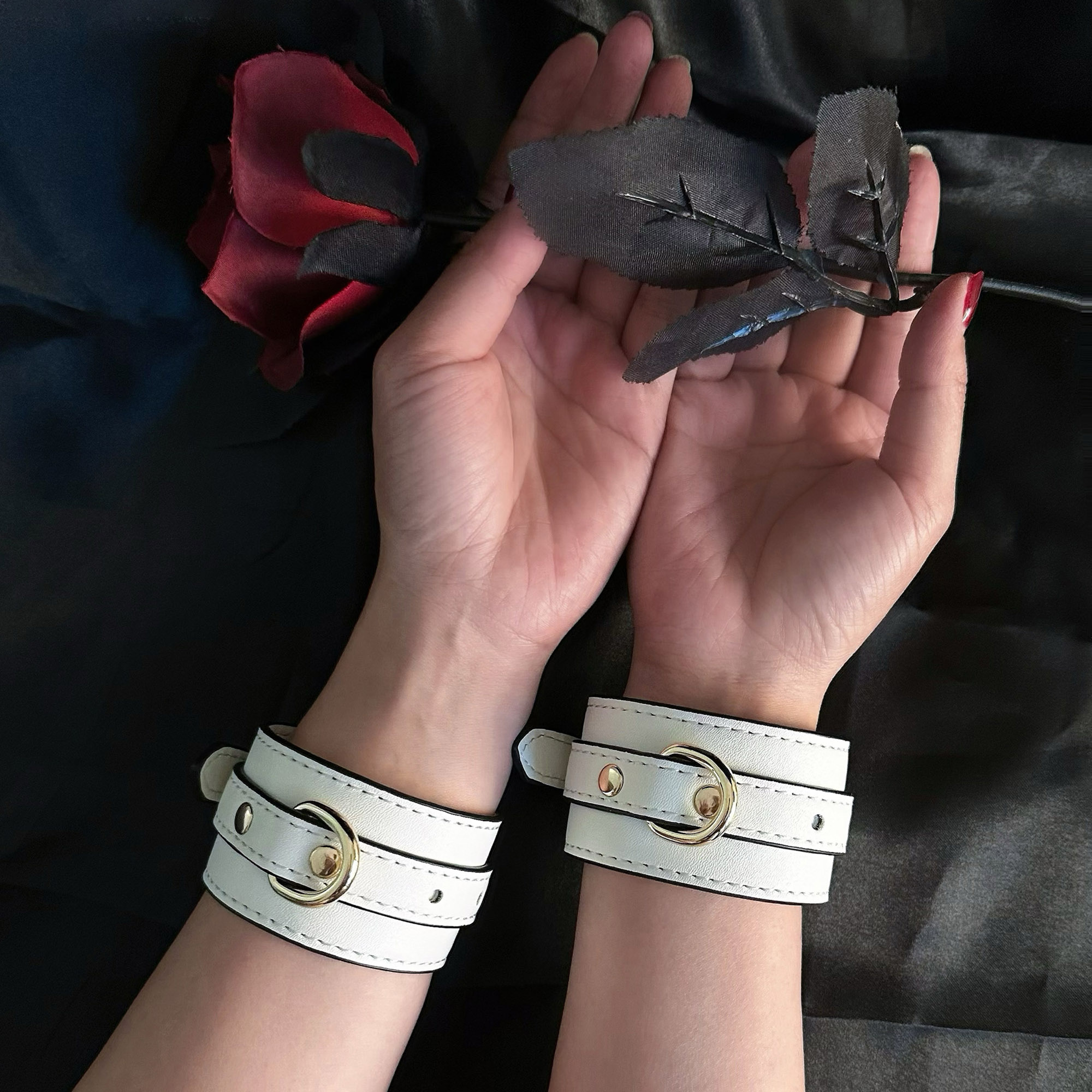 エロBDSMボディ セクシー誘惑衣装 シンプルなSM拘束手枷 ピュアホワイト エロランジェリー