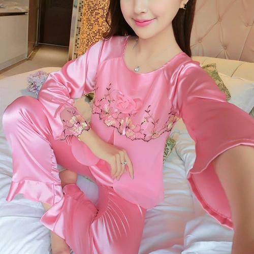 胸元に巻きバラのコサージュとリボンをあしらったラグランスリーブのパジャマ コスプレ エロ