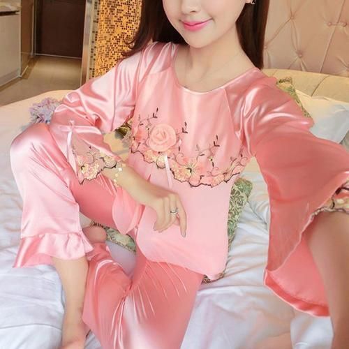 胸元に巻きバラのコサージュとリボンをあしらったラグランスリーブのパジャマ 性欲 セクシー ランジェリー