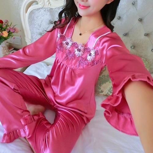 胸元に花柄刺繍入りのメッシュ生地を合わせたエレガントなデザインのパジャマ ランジェリーショップ 人気