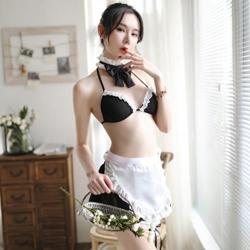 トップスはブラのみの大胆な露出でもシックで気品のあるセクシーさを演出するメイド風コスプレ セクシー ランジェリー おすすめ
